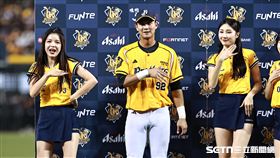 ▲中職36年例行賽，中信兄弟外野手岳政華敲出再見安打，獲選單場MVP。（圖／記者劉彥池攝影）