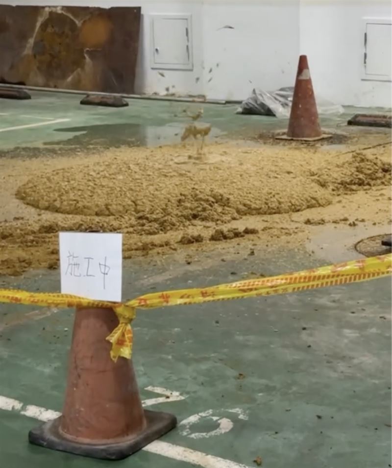 台中某百貨地下室停車場冒出不明物體。（圖／翻攝自Threads @yen_66663）