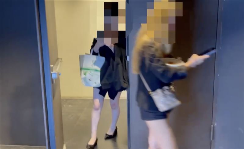 賭場找來長腿美貌荷官,吸引賭客。(圖/翻攝畫面)