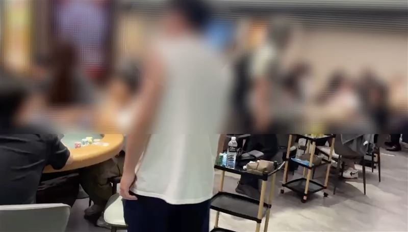 包括賭客、荷官、工作人員、負責人等一共67人,被帶回警局。(圖/翻攝畫面)