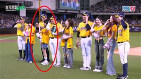 ▲韓國女團ITZY賽前開球，許基宏唯一獲得Lia邀請比愛心的機會。（圖／翻攝自CPBLTV）