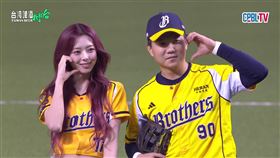 ▲韓國女團ITZY賽前開球，江坤宇再次幫忙蹲捕。（圖／翻攝自CPBLTV）