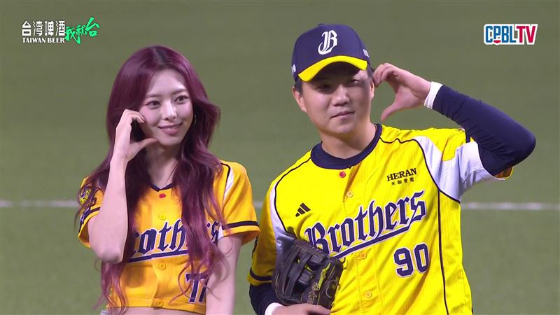 韓國女團ITZY賽前開球,江坤宇再次幫忙蹲捕。(圖/翻攝自CPBLTV)