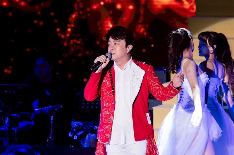 父親節即將到來,翁立友演唱〈哥哥爸爸真偉大〉,送給天下父親。(圖/萬星傳播提供)