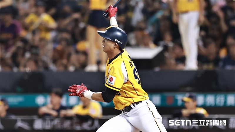 中信兄弟右外野手岳政華敲出再見安打。(圖/記者劉彥池攝影)