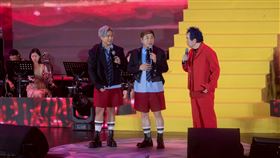 「鑽石舞台之夜」演唱會由胡瓜、康康及歐弟（歐漢聲）主持（圖／萬星傳播提供）