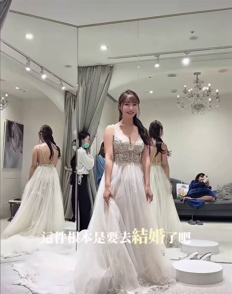 元元爆乳試穿婚紗。(圖/翻攝自IG)