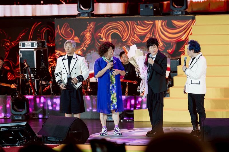 胡瓜今晚反串洪榮宏的媽媽,「母子」對唱一首〈挽仙桃〉。(圖/萬星傳播提供)