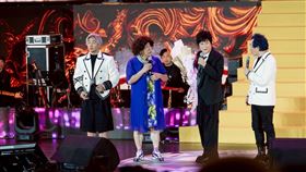 胡瓜反串洪榮宏的媽媽，兩人在台上合唱（圖／萬星傳播提供）