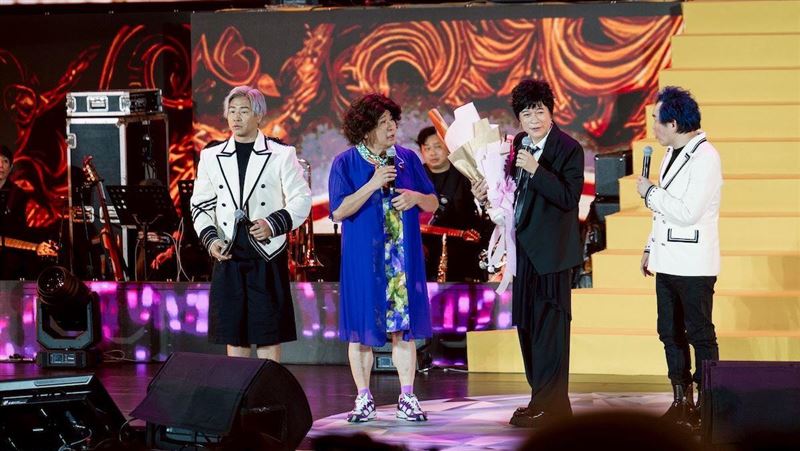 洪榮宏唱到一半！妙齡女子衝上台全場嚇傻