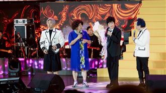 洪榮宏唱到一半！妙齡女子衝上台全場嚇傻