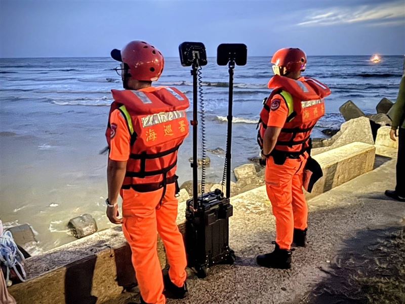 竹圍海水浴場2高中生遭浪捲走，海巡持續搜救中。（圖／翻攝畫面）