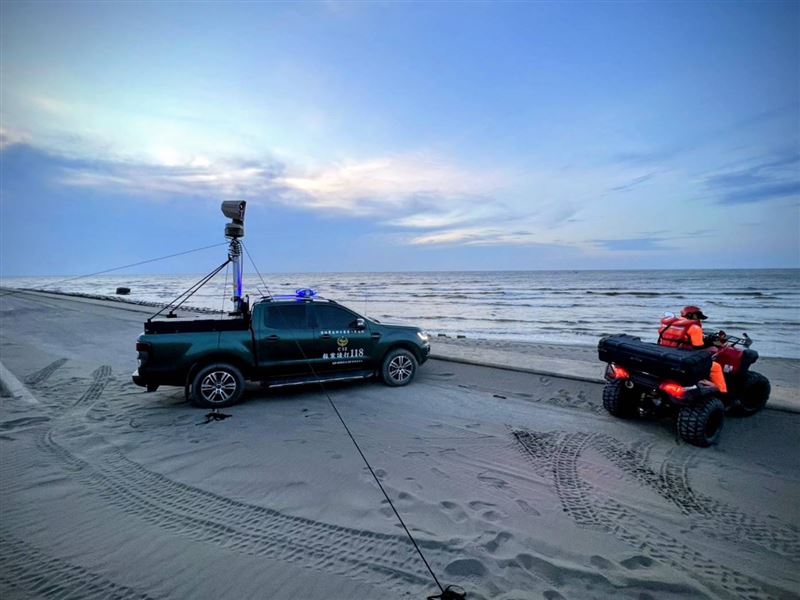 竹圍海水浴場2高中生遭浪捲走，海巡持續搜救中。（圖／翻攝畫面）