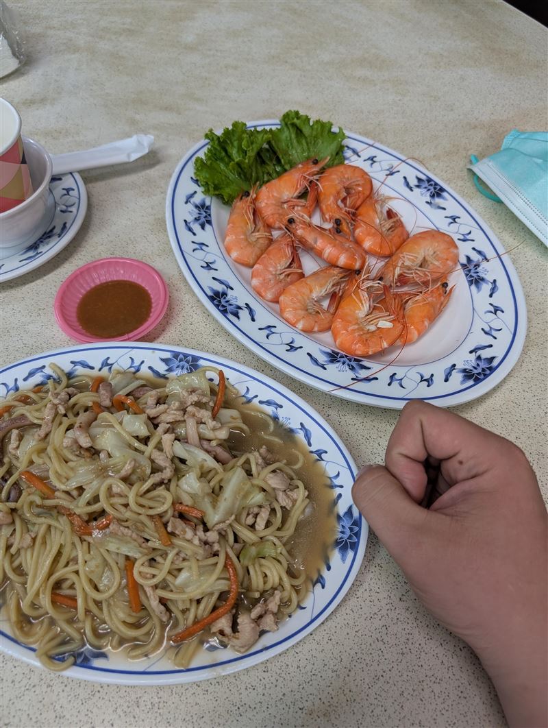一位客人到旗津的海產店吃飯,蝦子的部分要價320元。(圖/翻攝自PTT)
