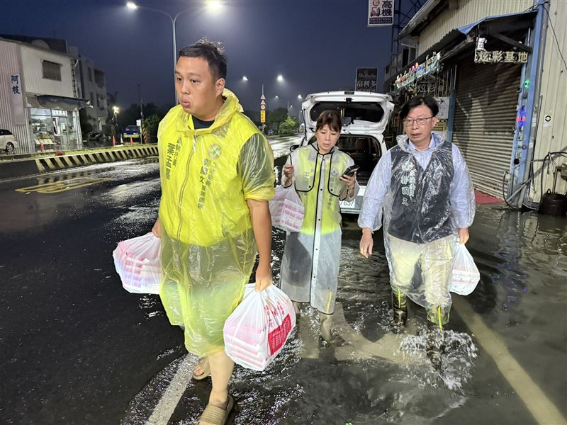 郭國文涉水親送便當給台南的淹水受災戶。（圖／翻攝自郭國文臉書）