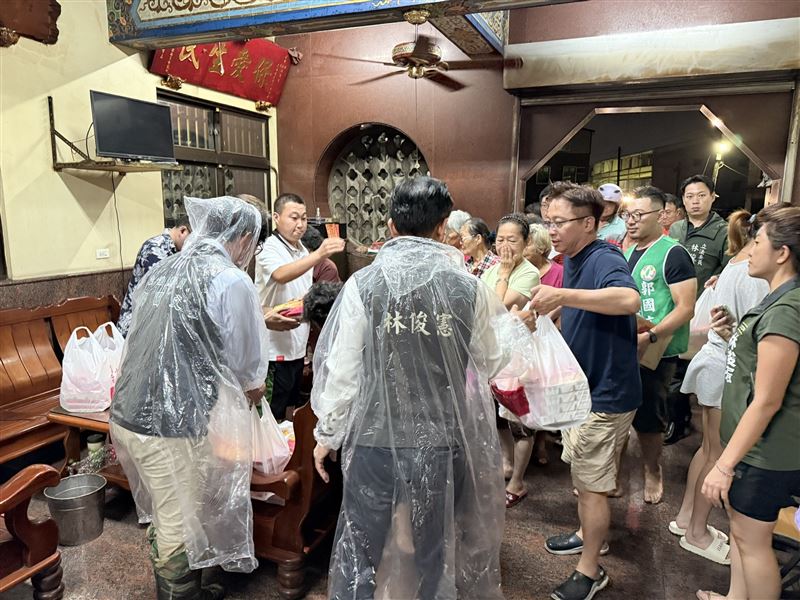 郭國文、林俊憲涉水親送便當給台南的淹水受災戶。（圖／翻攝自郭國文臉書）