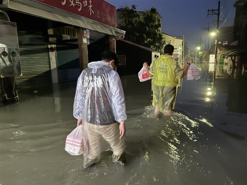 台南當地積水仍未退，郭國文表示會緊盯抽水站以及水門工程進度，加速讓建設發揮效果。（圖／翻攝自郭國文臉書）