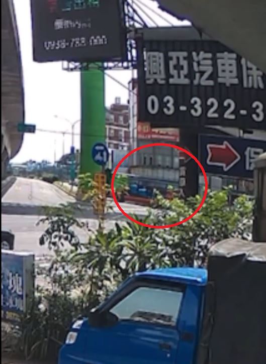 家屬指控，呂女與遊覽車司機發生碰撞後，司機倒車、2度輾壓害慘死。（圖／翻攝自呂女家屬Threads）