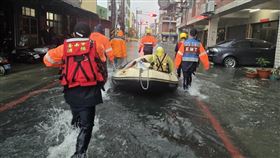 台南安定區淹水　消防局出動小艇撤離洗腎男子西南氣流影響，台南市2日明顯降雨，局部地區淹水，消防局上午出動小艇進入安定區撤離1名亟需洗腎男子。（台南市消防局提供）中央社記者張榮祥傳真　114年8月2日
