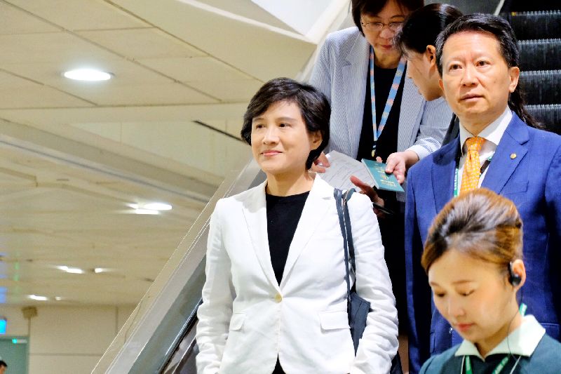 行政院副院長鄭麗君(左1)3日清晨搭機返台。(圖/中央社)