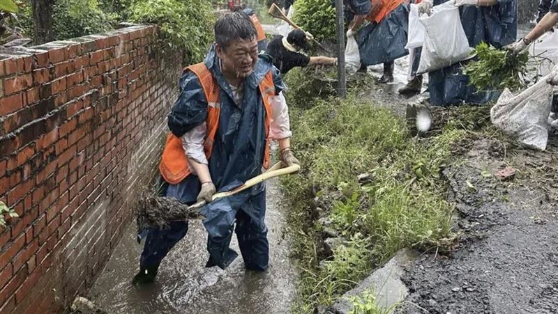 讚何博文挖水溝貼文遭網軍灌爆　他發聲了