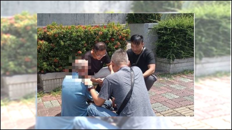 男車手表示網路上看到一則名為「中高齡補助與就業計畫」的廣告，內容寫著「依地區指派，提供培訓與補助」，對方態度親切就信以為真。（圖／翻攝畫面）