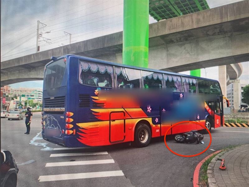遊覽車疑內輪差、視線盲區,撞擊女騎士。(圖/翻攝畫面)