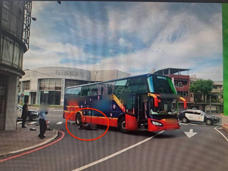 家屬指控遊覽車司機肇事後還倒車,造成「二次輾壓」。(圖/翻攝畫面)
