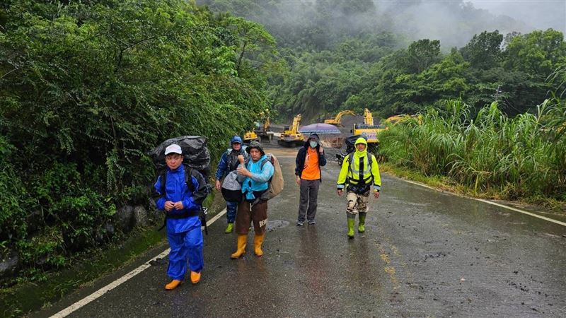 桃源區衛生所邱孟肇所長(右二)部落勇士與背負藥箱進山。(圖/衛生局提供)
