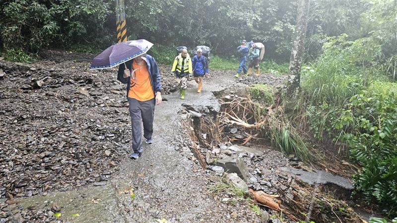 所經之處道路柔腸寸斷,要進入山區相當困難。(圖/衛生局提供)