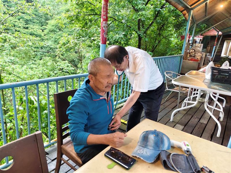 桃源區衛生所長邱孟肇(右)抵達後隨即進駐拉芙蘭山莊為民眾看診。(圖/衛生局提供)