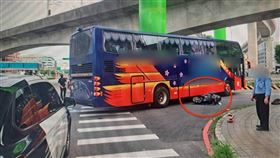 遊覽車,南崁,騎士,倒車,桃園,蘆竹,車火（圖／翻攝畫面）