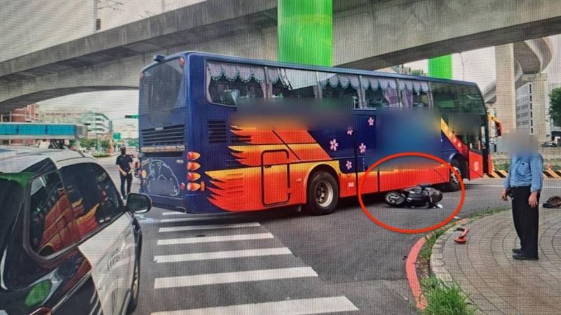 家屬指控遊覽車二度倒車輾壓,遊覽車公司負責人出面駁斥。(圖/翻攝畫面)