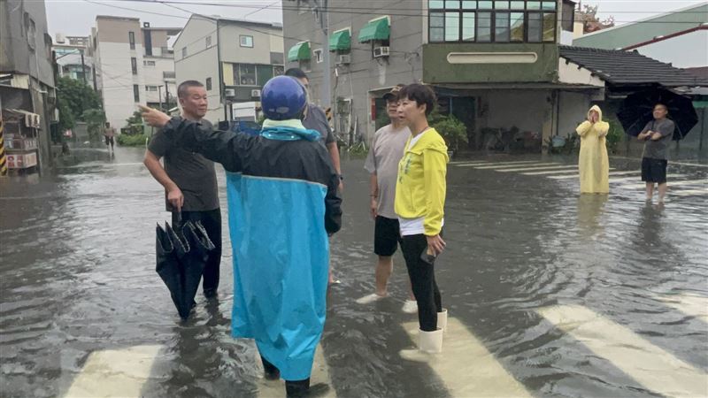 台南多處淹水,陳亭妃前往淹水地點會勘。(圖/翻攝自陳亭妃臉書)