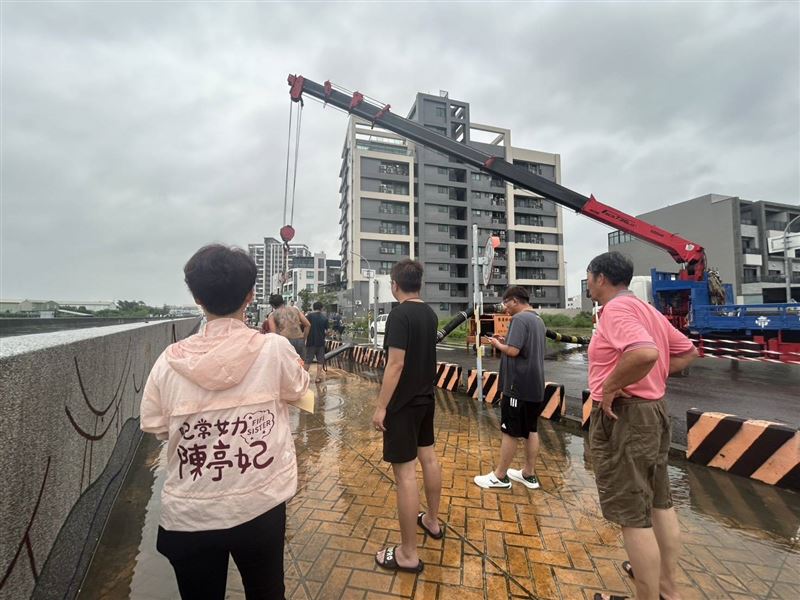 台南多處淹水,陳亭妃前往淹水地點會勘。(圖/翻攝自陳亭妃臉書)