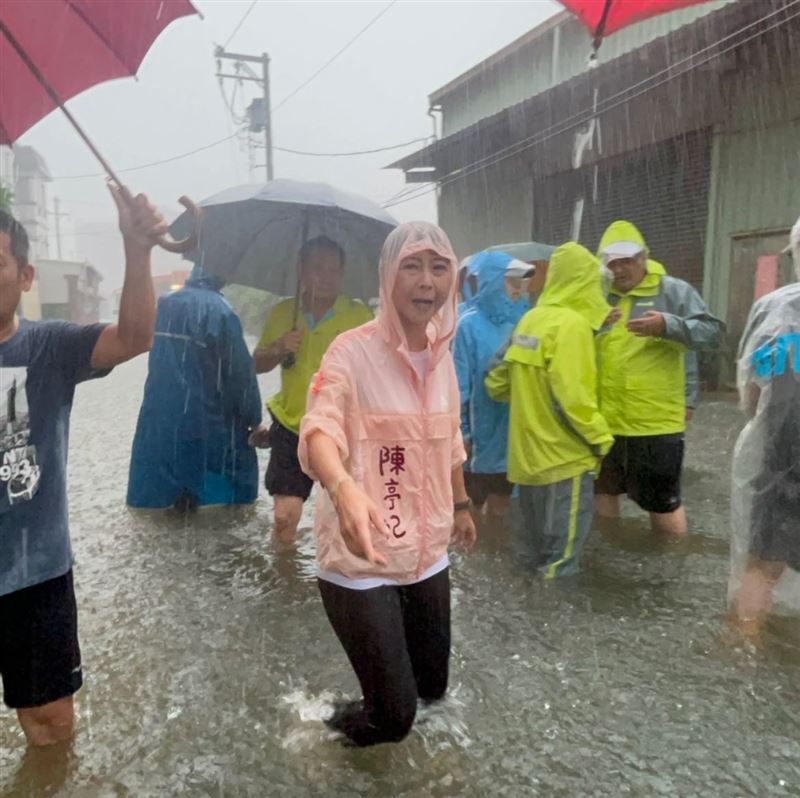 瞬間強降雨台南多處淹水,陳亭妃籲治水預算一次核定。(圖/翻攝自陳亭妃臉書)