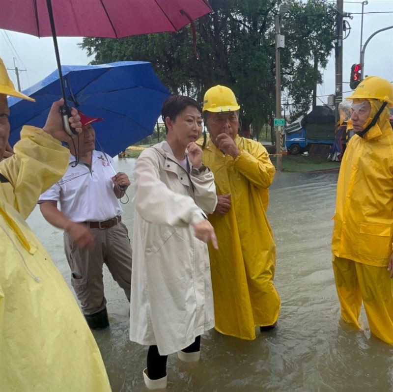 瞬間強降雨台南多處淹水,陳亭妃籲治水預算一次核定。(圖/翻攝自陳亭妃臉書)