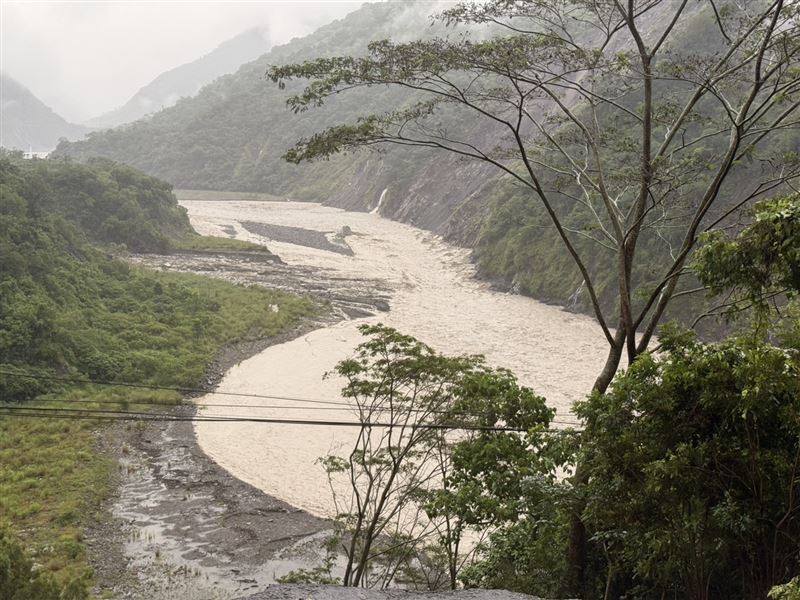 豪雨造成搜救環境相當惡劣，上游綠茂溪還發生土石流。（圖／翻攝畫面）