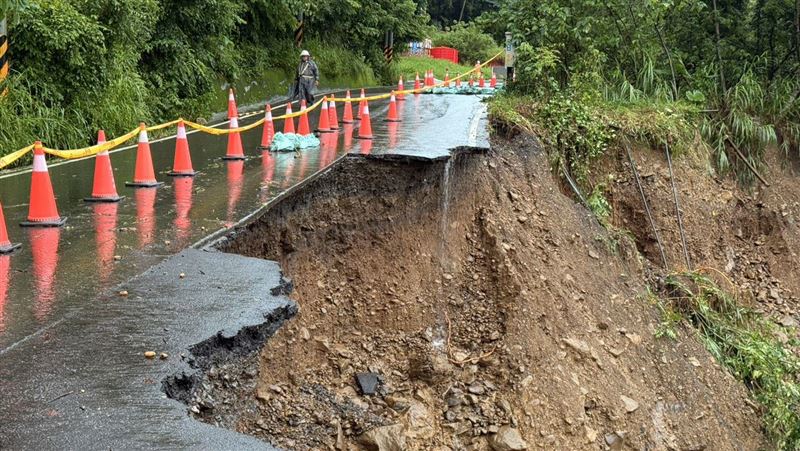 李男一家墜谷地點由於上方土石因豪雨持續崩落，目前搜救作業暫時喊停。（圖／翻攝畫面）