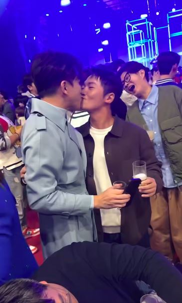 昨蔡昌憲生日,許志豪在臉書上發文祝福,並PO出兩人嘴對嘴的影片。(圖/翻攝自臉書)