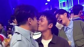 許志豪PO出與蔡昌憲嘴對嘴的影片，寫道「我這輩子最愛的男人之一」。