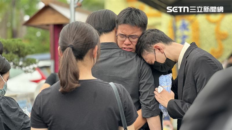 學生哭癱在彼此肩膀上，不難看出與老師的好感情。（圖／記者簡榮良攝影）