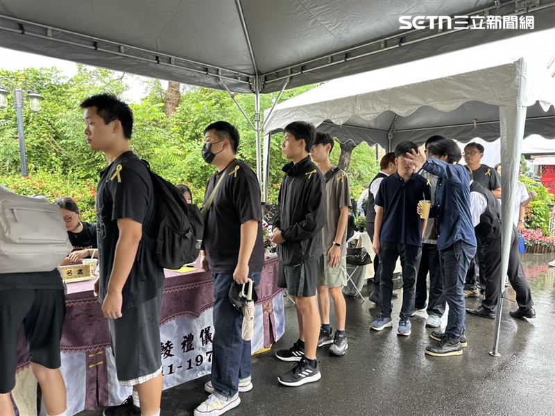現場排隊捻香的人數近百人，面孔清一色稚嫩都是學生，上老師的最後一堂課。（圖／記者簡榮良攝影）