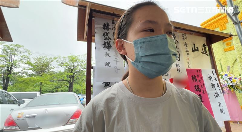 黃同學的眼淚不知在臉上乾了幾回。（圖／記者簡榮良攝影）