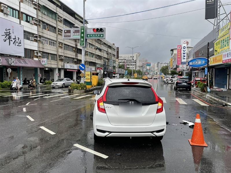 劉男在路口也搶著左轉,於是造成這起車禍發生。(圖/翻攝畫面)