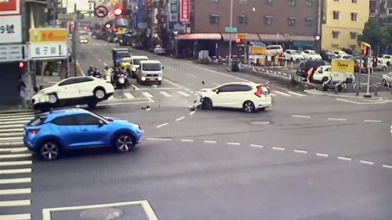 翁女的車輛被擦撞後翻覆。(圖/翻攝畫面)
