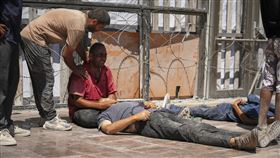 ▲一名巴勒斯坦人於8月1日在加薩北部拿取物資時，遭以軍開槍打死，親友在醫院外摸著他的遺體痛哭。（圖／美聯社／達志影像）