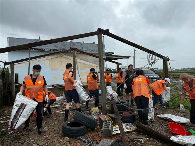 民進黨中央黨部組成的志工團今(3)日前往台南柳營、鹽水和後壁等地,協助需要協助的鄉親清理磚瓦、恢復家園。(圖/民進黨提供)