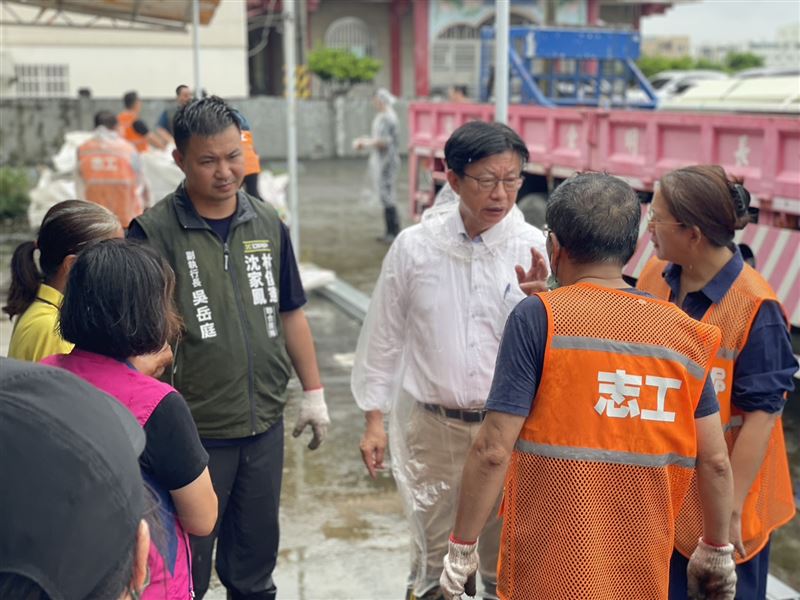 民進黨中央黨部組成的志工團今(3)日前往台南柳營、鹽水和後壁等地,協助需要協助的鄉親清理磚瓦、恢復家園。(圖/民進黨提供)