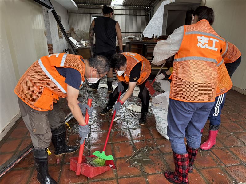 民進黨中央黨部組成的志工團今(3)日前往台南柳營、鹽水和後壁等地,協助需要協助的鄉親清理磚瓦、恢復家園。(圖/民進黨提供)